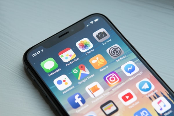 365国际速发平台移动端APP追踪界面，简洁设计显示包裹当前位置与预计送达时间